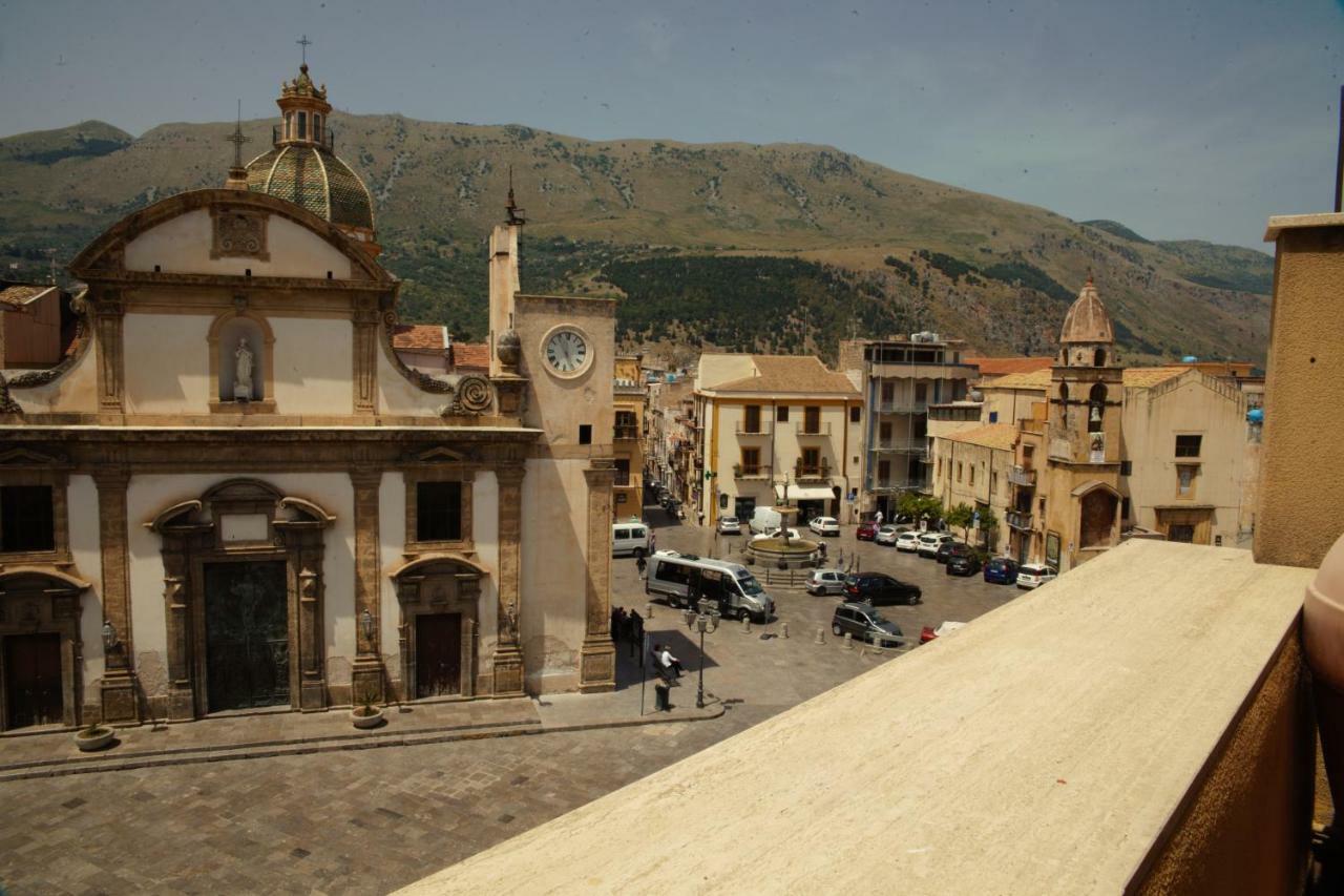 Bnb Donnalaura Carini Exterior photo