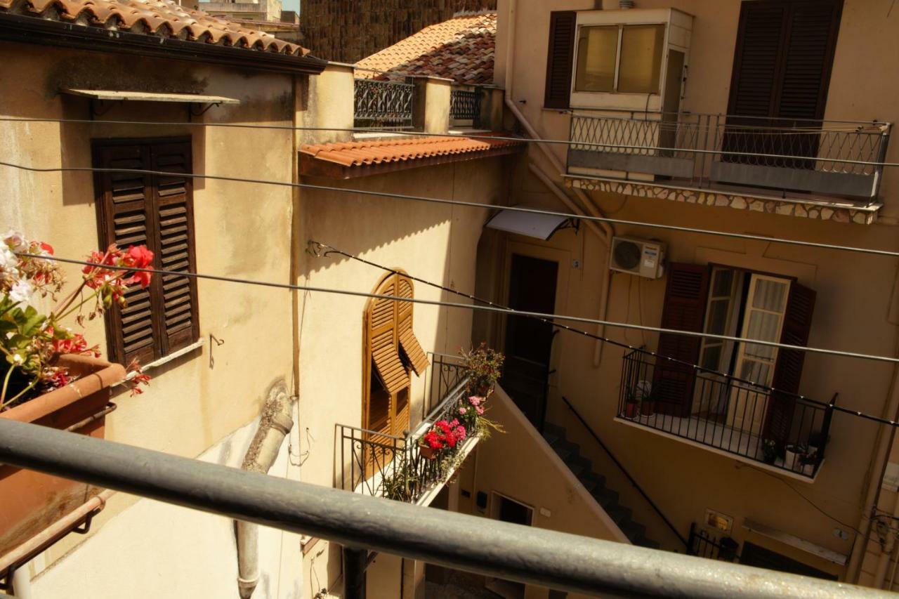 Bnb Donnalaura Carini Exterior photo