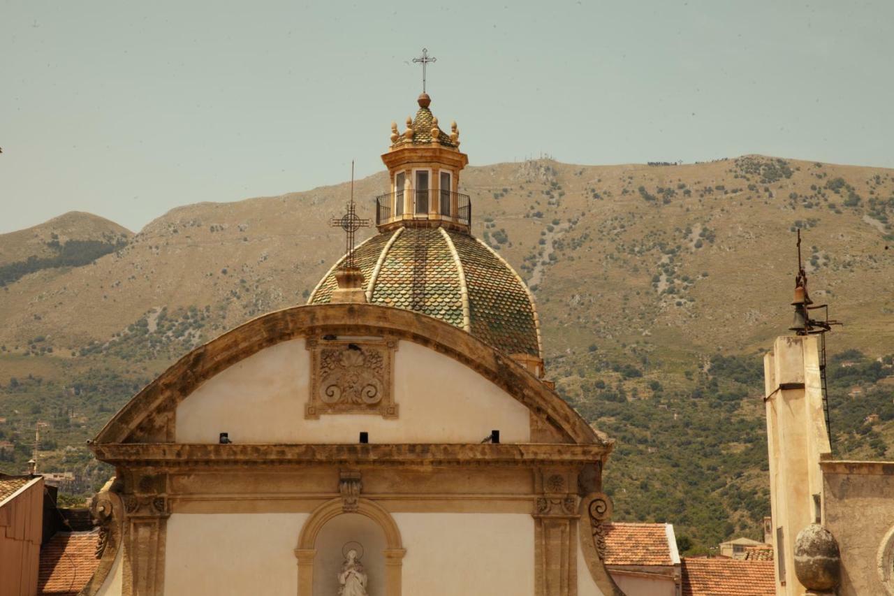 Bnb Donnalaura Carini Exterior photo